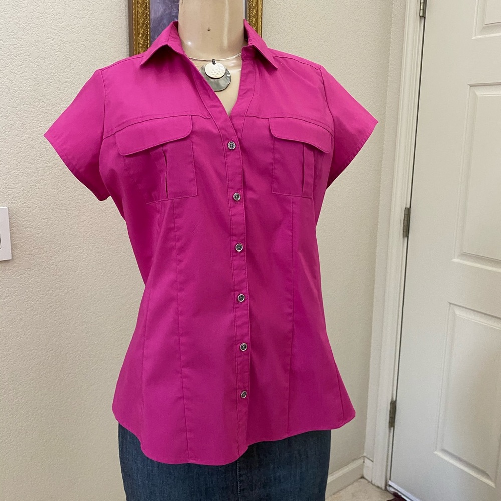 “Geoerge” 🛍 Super Cute 💛 Short sleeves Magenta T